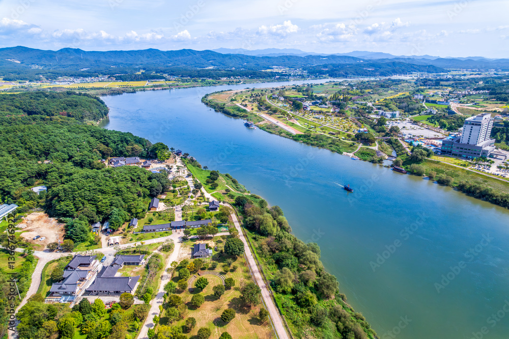 Fototapeta premium 경기도 여주시 남한강(여강)의 황포돛배