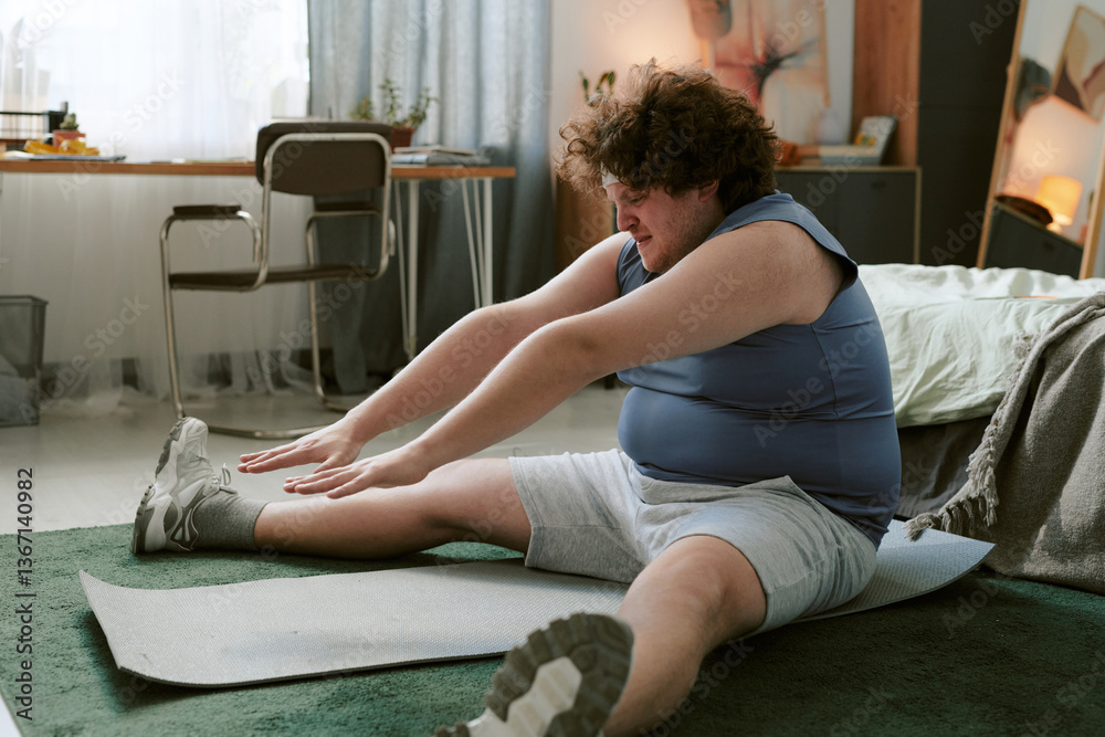 Obraz premium Person stretching on yoga mat in cozy bedroom setting with furniture and decorations, emphasizing fitness and flexibility