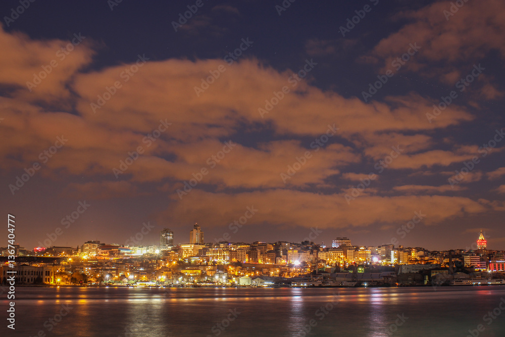 Fototapeta premium Magical Istanbul: The City Between ContinentsSunset Over the Bosphorus Bridge The Blue Mosque at Night The Grand Bazaar: Colors and Traditions Panoramic View of Istanbul with Hagia Sophia
