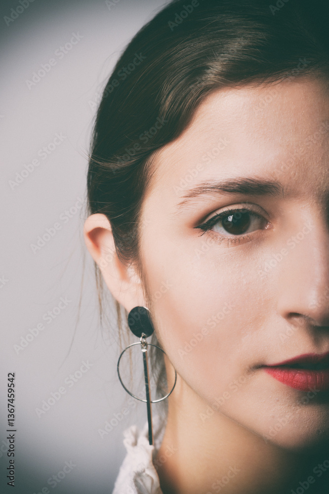 Fototapeta premium frau, schönheit, gesicht, haar, leitbild, lächeln, gestalten, brünett, person, leute, haut, close up, heranwachsender, glamour, auge, kopfhörer, lächelnd, make-up, black, frau, head-set, 1, heranwachs