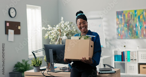 Foto A confident businesswoman in professional clothing moves to another desk, holdin
