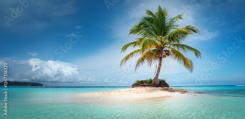 Una vista panoramica relajante del mar con una isla desierta tropical con una palmera y cocos, con horizonte azul