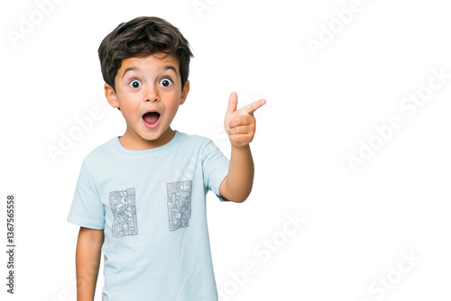 Überraschter kleiner Junge zeigt mit dem Finger PNG mit transparentem Hintergrund

