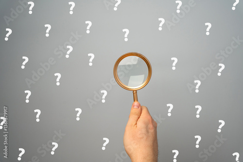 Obraz na płótnie Magnifying glass with a many question mark