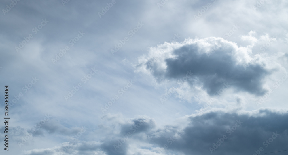 見上げると綺麗な青い空 見上げると綺麗な青い空