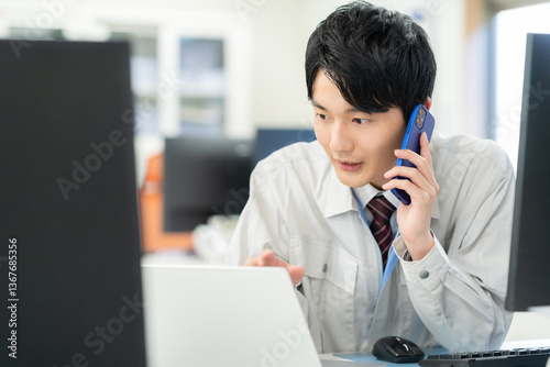 オフィスで働く作業服のエンジニア