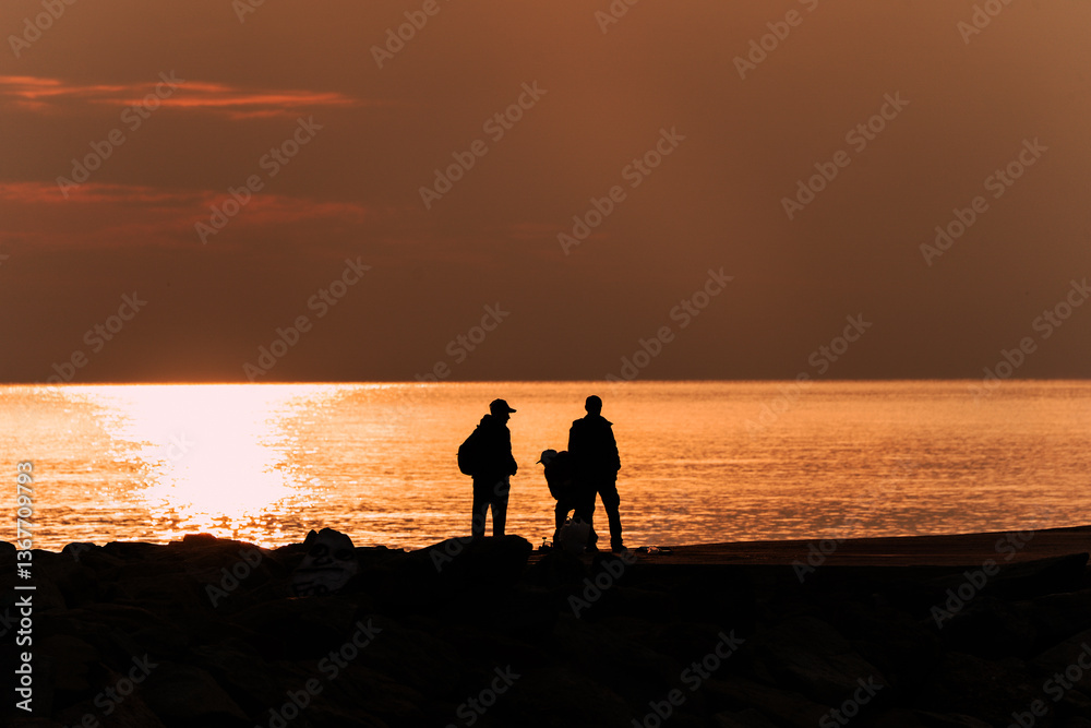 Obraz premium Hermoso amanecer con silueta de gente 
