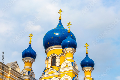 Quadro em tela Blue onion dome golden cross Saint Nicholas church Brest Belarus.