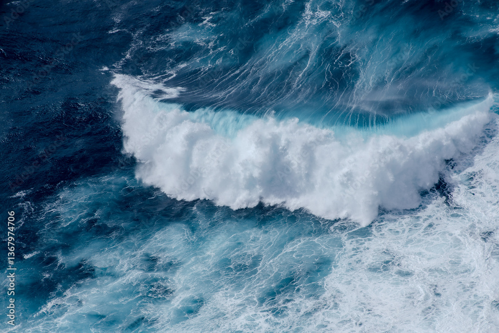 Fototapeta premium Huge crushing waves seen from above creating amazing textures. 