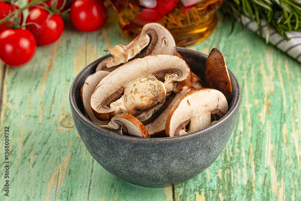 Fototapeta premium Sliced raw brown royal champignon
