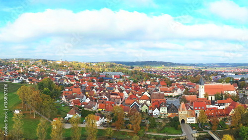 Luftbild zeigt die malerische Stadt Herrieden. Im Mittelpunkt stehen die roten Dächer der eng aneinander liegenden Gebäude, die das typische Stadtbild einer bayerischen Kleinstadt repräsentieren. photo