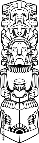 Totempfahl mit komplexen, kulturellen Schnitzmustern und menschlichen sowie tierischen Gesichtern, isoliert auf weißem Hintergrund.