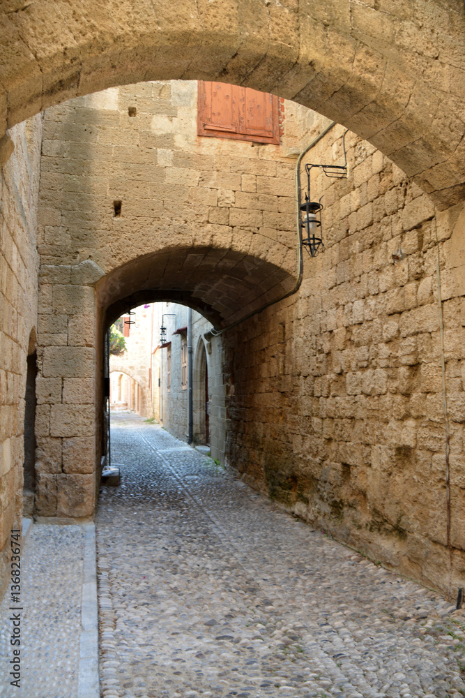 Obraz premium A Stone Archway in a Cobblestone Alley