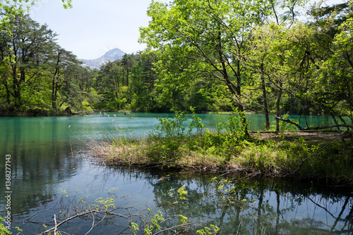 福島県北塩原村　裏磐梯　春の毘沙門沼と磐梯山