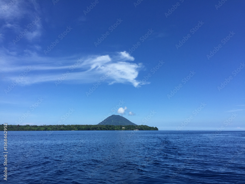 The charm of natural paintings depicts reflections of white clouds floating in the blue sky above islands, mountains and the deep blue sea. The charm of natural paintings depicts reflections of white clouds floating in the blue sky above islands, mountains and the deep blue sea.