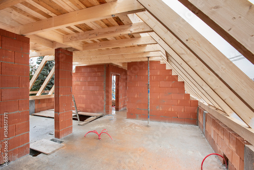 In einem neugebauten Wohnhaus befindet sich das Dachgeschoss im Ausbau