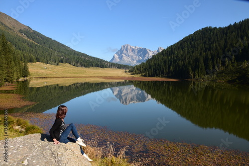 donna suł lago in Montana italia 