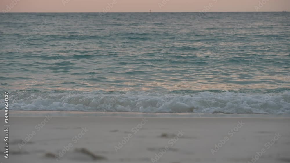 砂浜に打ち寄せる波 砂浜に打ち寄せる波