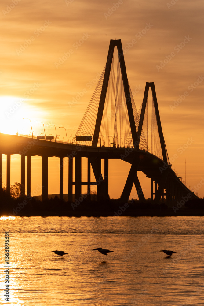 Obraz premium Sunrise over the Arthur Ravenel Jr. bridge in Charleston, South Carolina