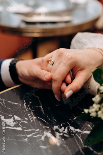 Obraz na płótnie hands of bride and groom w salonie