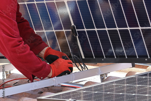 Aufbau von einer Photovoltaik Anlage auf einem Hausdach
