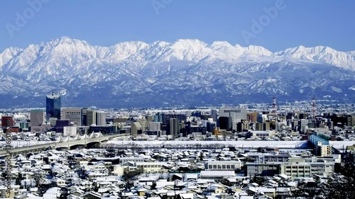 2021年2月真冬の富山市街地と剱立山連峰北アルプスの山々雪景色