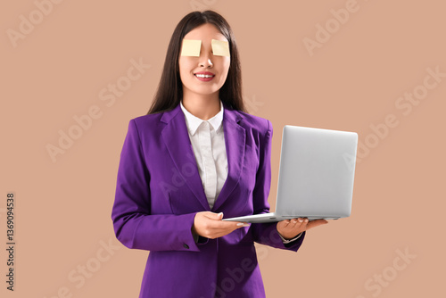 Funny Asian businesswoman w...