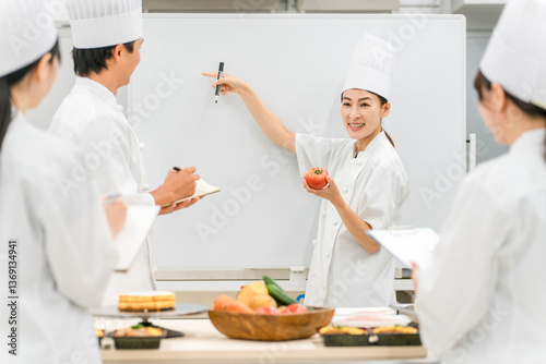 調理師のセミナー・専門学校・社員教育で教える講師の女性
 photo