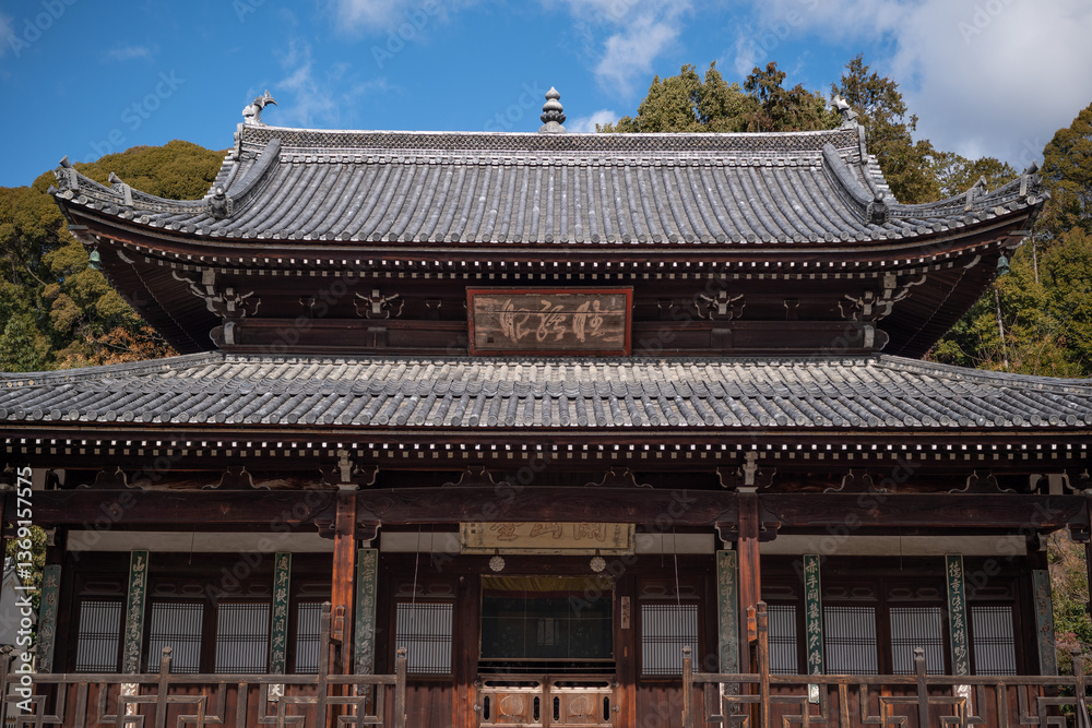 Fototapeta premium 日本、京都、燈籠、萬福寺、春、歴史的建造物、木造階建、寺院