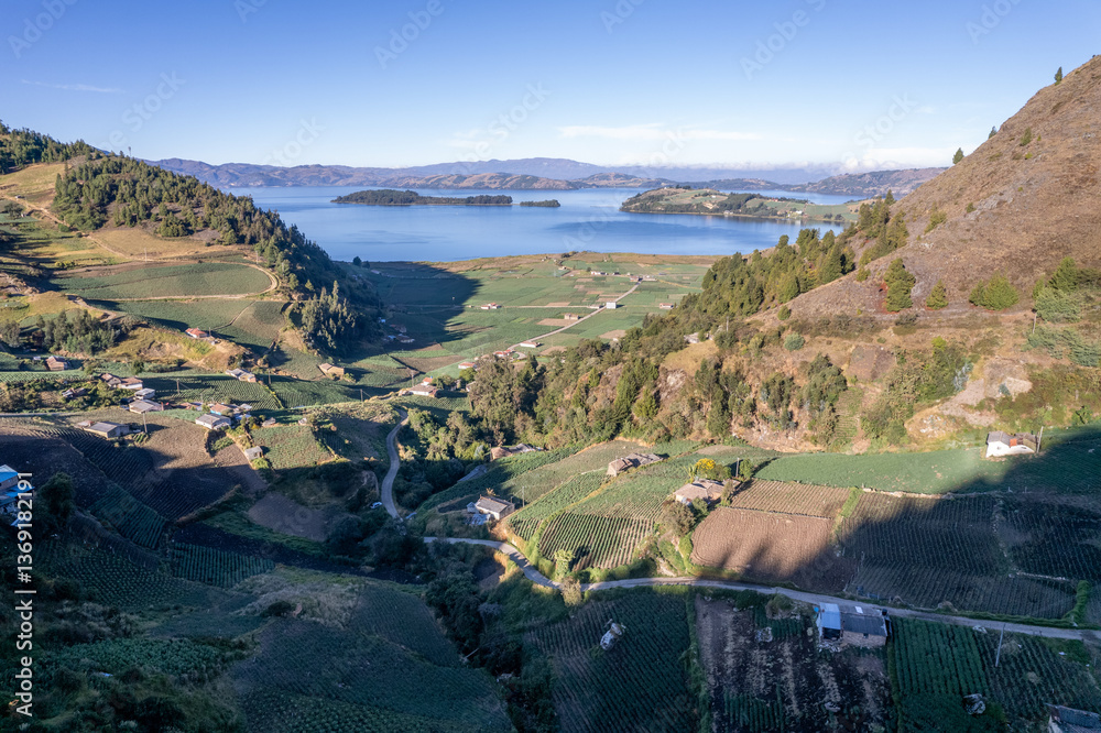 Paisaje de la alguna de tota, ubicada en Aquitania, Boyacá, Colombia