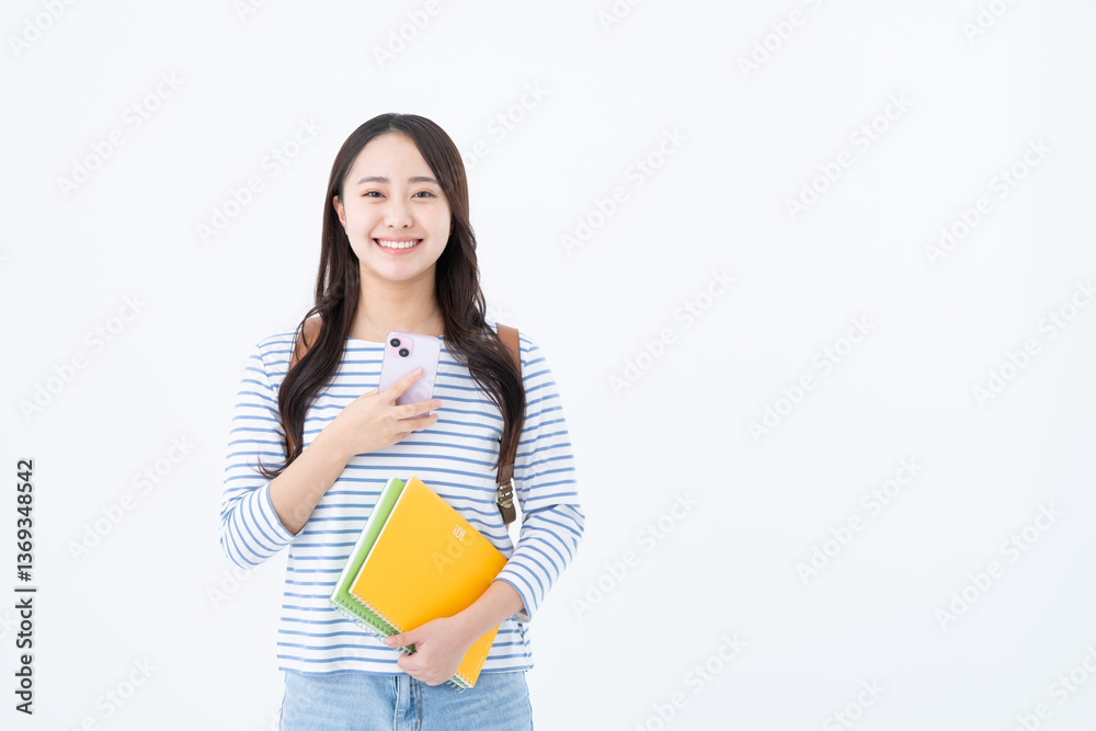 スマホを使う若い女性 スマホを使う若い女性