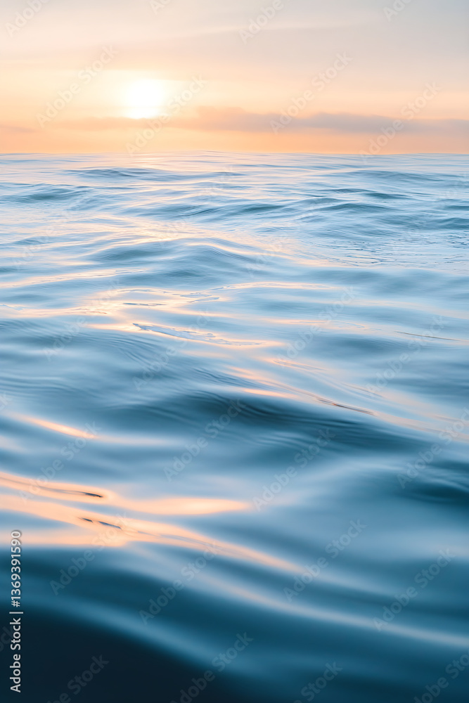 Obraz premium Serenity in Soft Hues: Gentle Ocean Waves Reflecting Tranquility and Calm