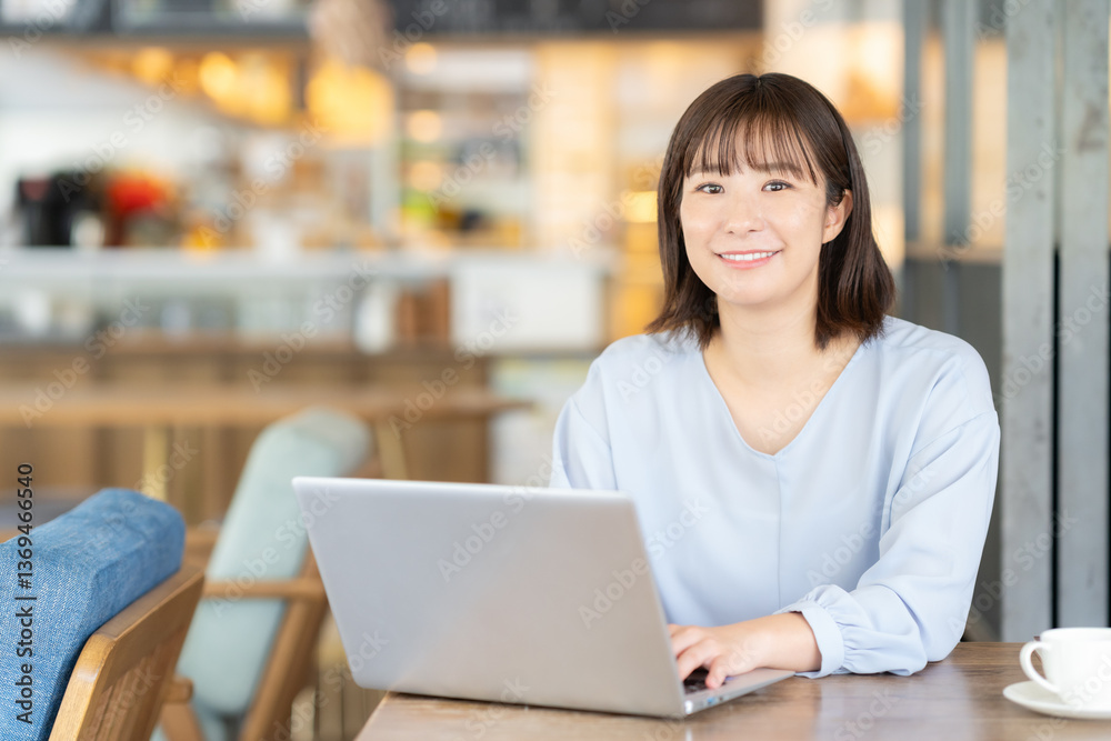 カフェでくつろぐ若い女性 カフェでくつろぐ若い女性