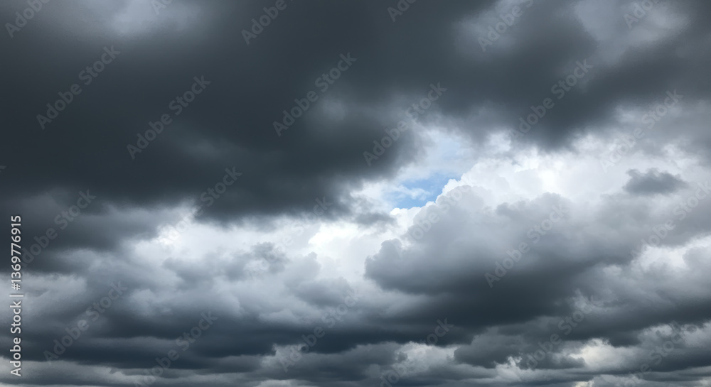 Obraz premium Storm clouds gather in a dramatic sky, creating a breathtaking cloudscape.