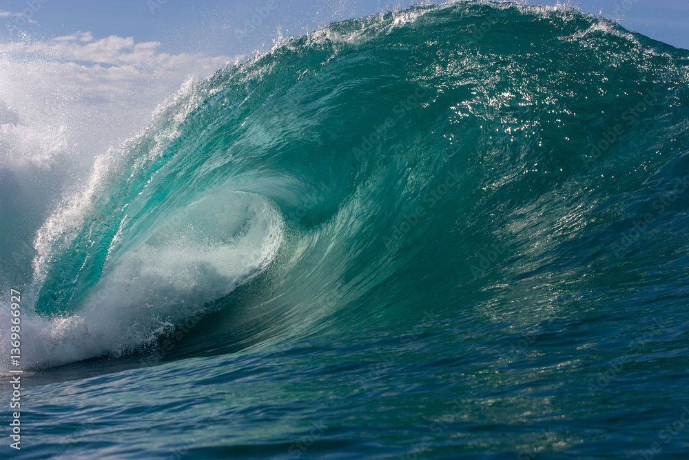 Φωτογραφία Dramatic Wave Curling in the Ocean
A breathtaking shot of a massive turquoise wave curling over, capturing the dynamic motion of the sea