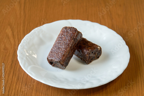 白い皿に盛られた二つの黒糖ふ菓子