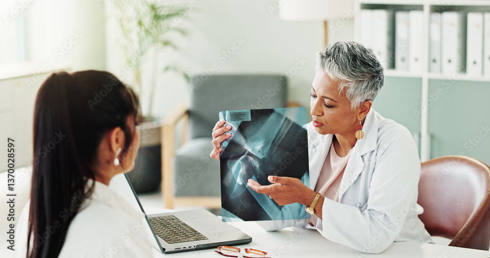 Obraz premium Appointment, healthcare or x ray with doctor and patient in office of hospital for consulting. Conversation, medical or radiology with mature medicine professional and woman in clinic for diagnosis