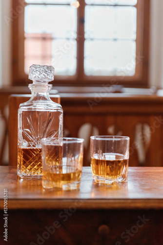 Bild auf Leinwand Whisky in geschliffener Glaskaraffe mit Gläsern auf Holztisch