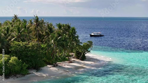 Unbewohnte Palmeninsel im Indischen Ozean mit einem Traumstrand