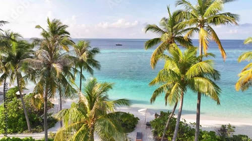 Flug über den Strand auf das türkisfarbene Meer