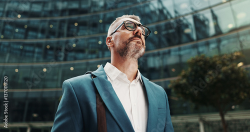 Foto Banker, thinking or businessman in city with building, ambition and financial opportunity