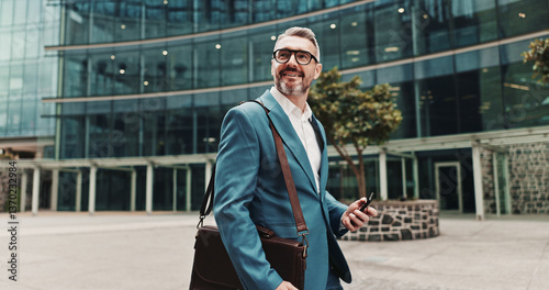 Fotografie Phone, business man and walking in city for travel with law career, internet or network connection