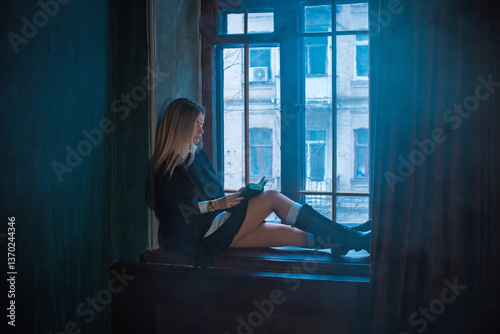 Fotografi Girl in Dark academia atmosphere, gothic and casual fashionable outfit, college
