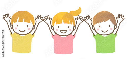 両手を挙げる子供たち