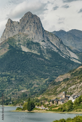 Obraz na płótnie Lanuza village in the Tena Valley, Huesca province, Spain. w salonie