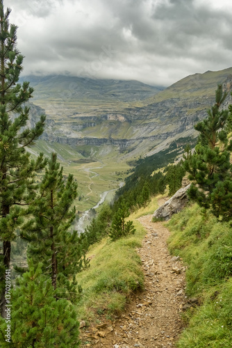 Obraz na płótnie Hiking through Ordesa Valley in Monte Perdido National Park, Spanish Pyrenees. w salonie