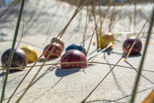 Bunte Ostereier in den Dünen, am Strand in Thiessow auf Rügen