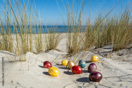 Bunte Ostereier in den Dünen, am Strand in Thiessow auf Rügen