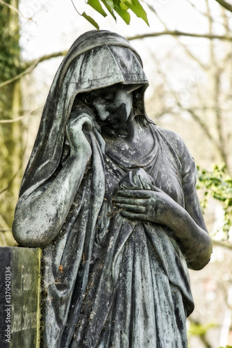 Traurige Friedhofsstatue photo
