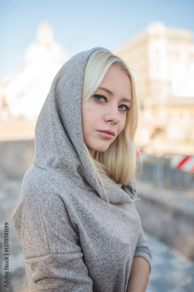 Obraz premium A Stylish Woman Taking Time to Relax in a Beautiful Historic Roman Landscape Setting